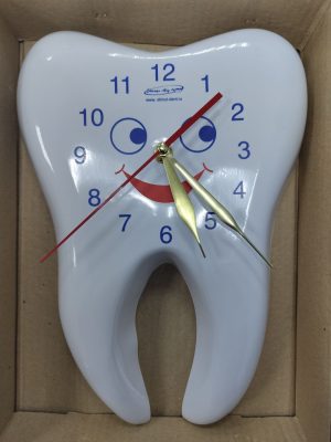 Часы настенные Зубик (высота 32см, ширина 23см) с механизмом